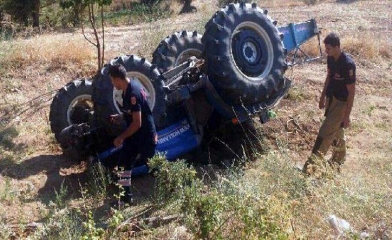 Devrilen traktörün altında kalıp öldü