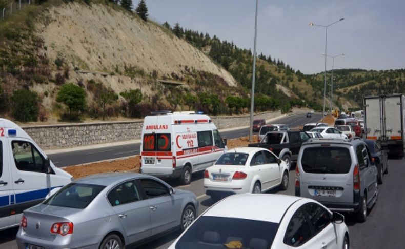 Devrilen kum yüklü kamyon trafiği kilitledi