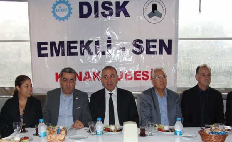 CHP Genel Sekreteri Tekin, İzmir'de emeklilerle buluştu