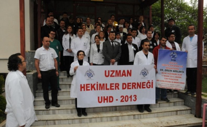 Doktorlar, sağlık çalışanlarına yönelik şiddeti protesto etti