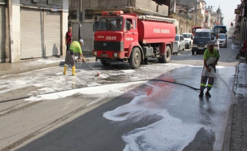 Dünyanın ilk ışıklı caddesi köpüklü sularla yıkandı