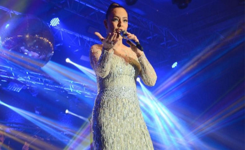 Ebru Gündeş'ten İzmir'de unutulmaz bir gece