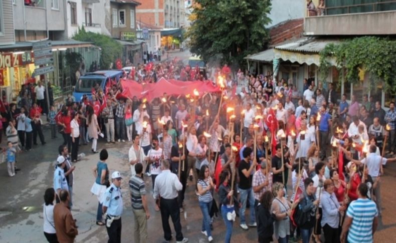 Edremit'te CHP’liler fener alayı düzenledi