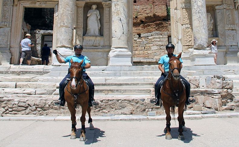 Efes Antik Kenti'ne atlı jandarma koruması