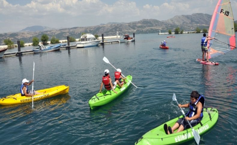 Eğirdir Gölü’nde yelken sporu yeniden canlanıyor