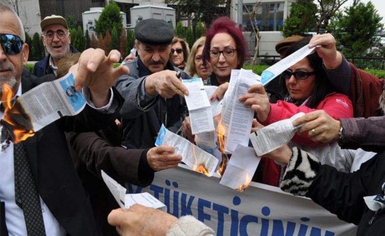 İzmir'de protesto: Elektrik faturalarını yaktılar