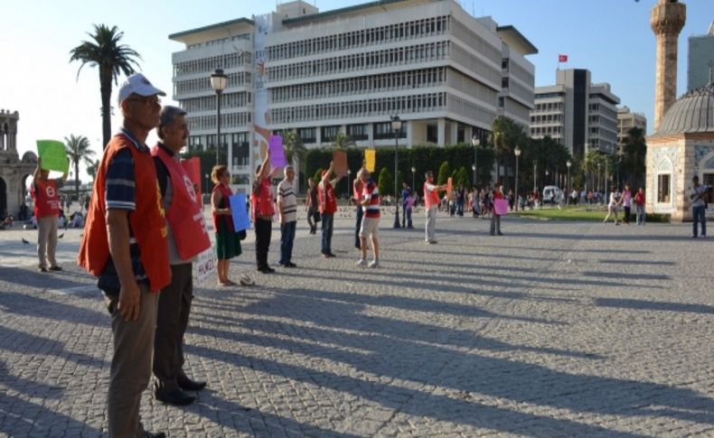 Emekli-Sen'de İzmir'de 'duran adam' oldu