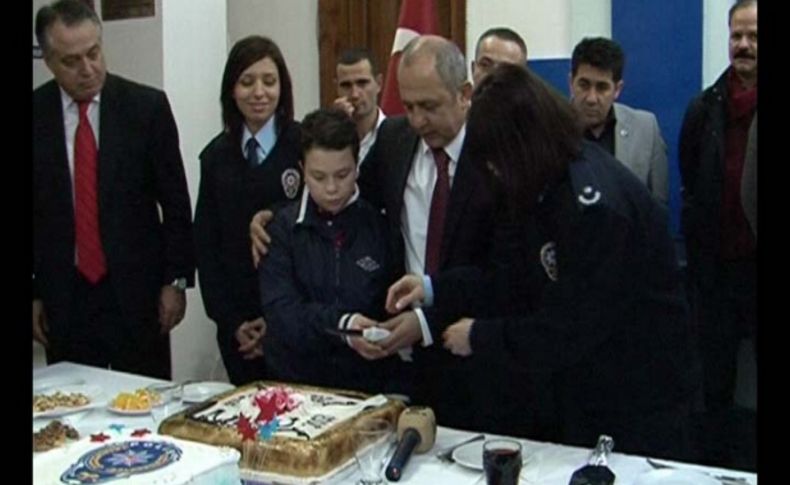 Emniyet müdüründen 'polis rozetli' yeni yıl pastası