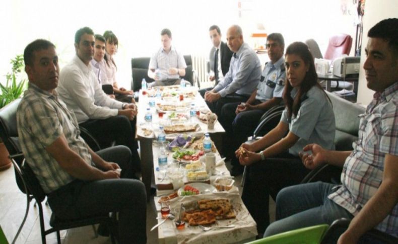 Emniyetten tayini çıkan adliye mensuplarına yemek