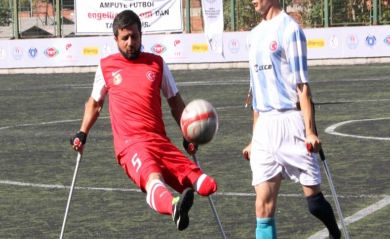 Engellerine takılmayan ampute futbolcular fileleri havalandırdı