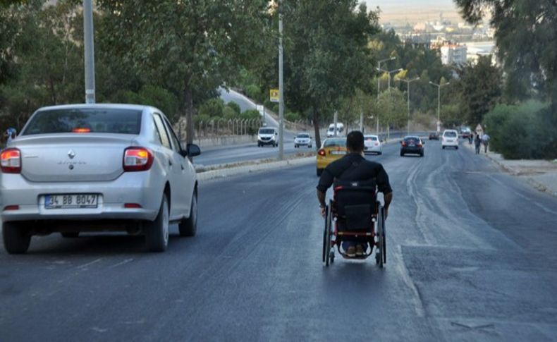 Tekerlekli sandalyeyle hız denemesi