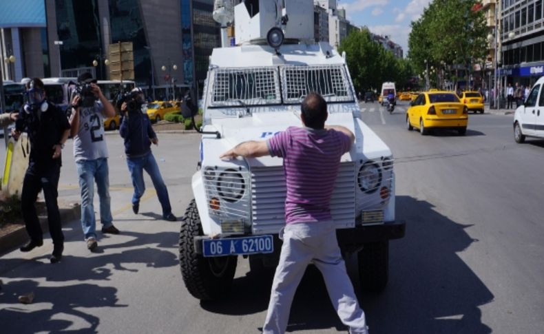 Engelli eylemci TOMA’nın önüne atladı