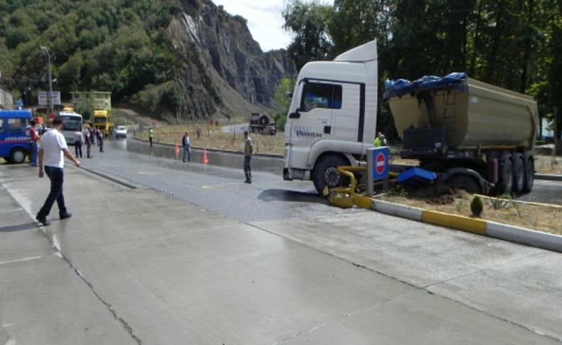 Ereğli'de kayan TIR halk otobüsüne çarptı:3 yaralı