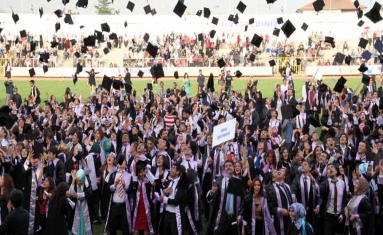 Erzincan Üniversitesi'nde mezuniyet coşkusu