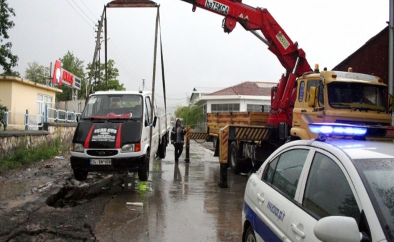 Erzincan'da park halindeki kamyonet çöken yola düştü