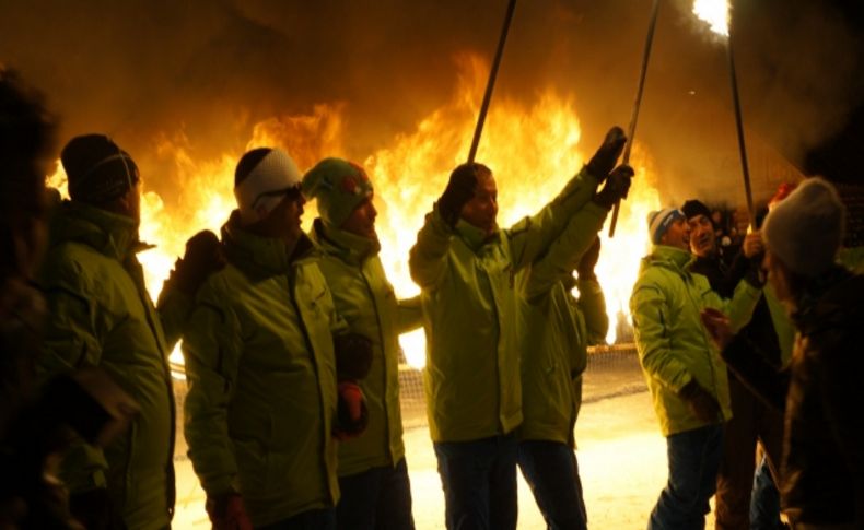 Erzurum 2014'e kayaklı meşale gösterisiyle girdi