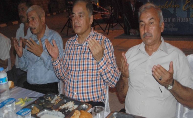 Eski bakan Dönen, iftar programına katıldı