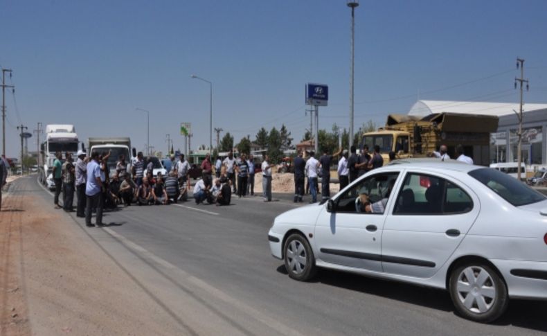 Esnaf yolu trafiğe kapattı