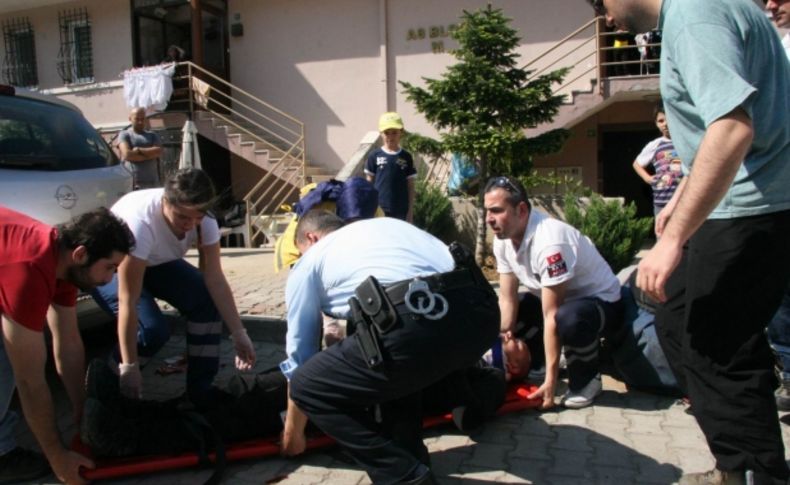 Evin çatısına inen paraşütçü, yere düştü