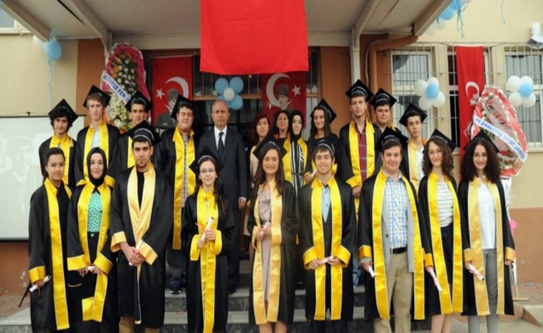 Eyüp Topçu Anadolu Lisesi'nde mezuniyet coşkusu