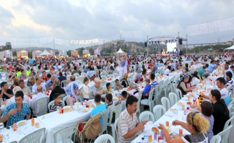 Eyüp’te ilk iftara binler katıldı