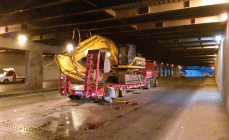 İzmir'de iş makinası taşıyan TIR alt geçide çarptı