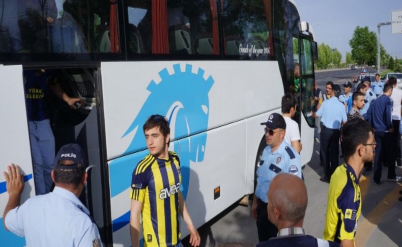 Fenerbahçe taraftarlarını taşıyan otobüste kesici alet bulundu (Özel)