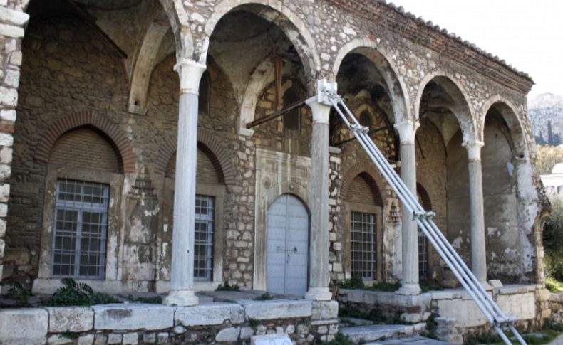 Fethiye Camii restorasyon ihalesinin yapıldığı binaya minibüsle saldırdılar