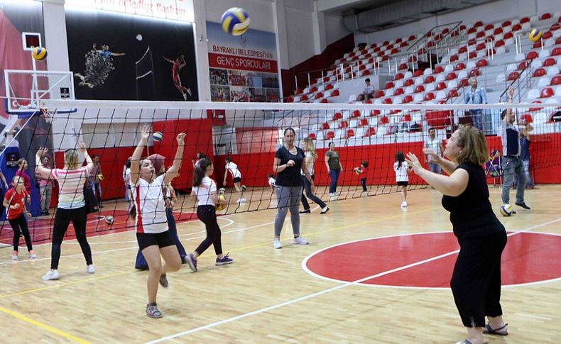 Filenin sultanları anneleriyle voleybol oynadı