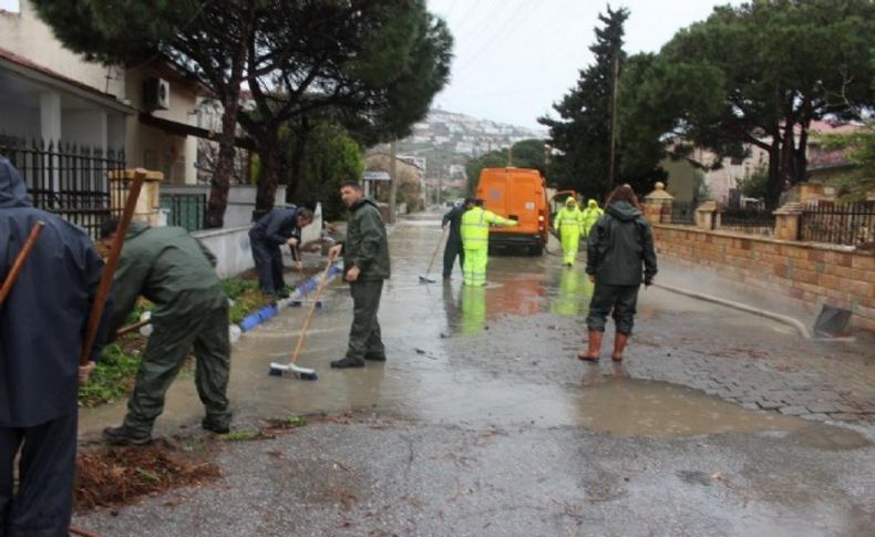 Fırtına ve yağmur Foça'yı vurdu