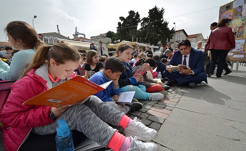 Foça Demokrasi Meydanında kitap okuma etkinliği