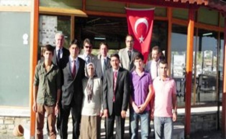 Foça, Kurtuluş gününde3 şehit ailesini ağırladı