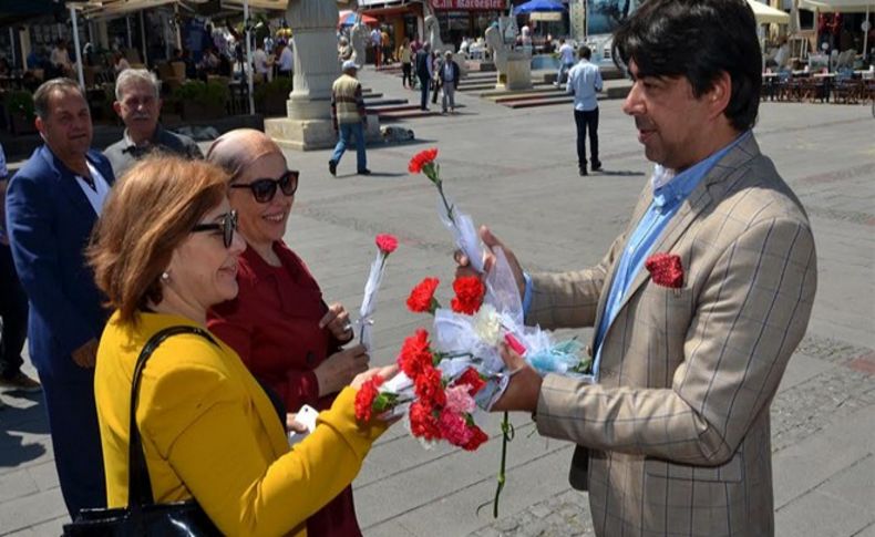 Başkan Demirağ'dan annelere karanfil