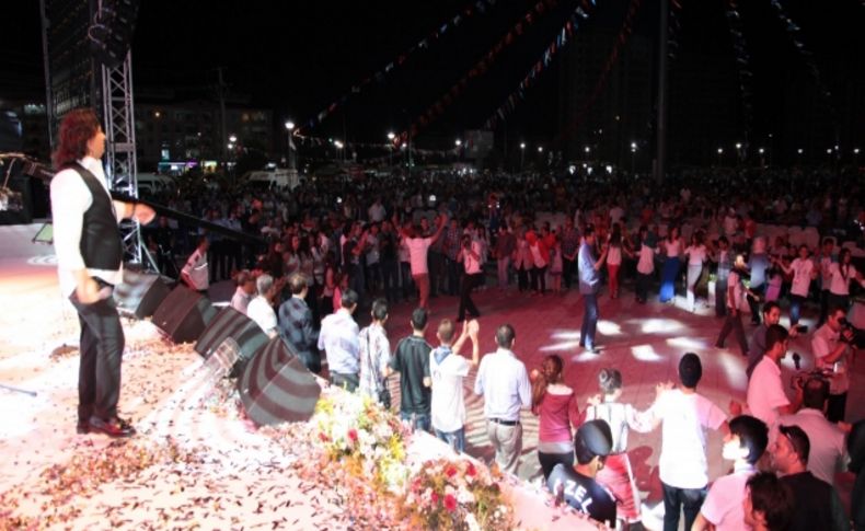 Folklor festivalin üçüncü gününde Kubat sahne aldı