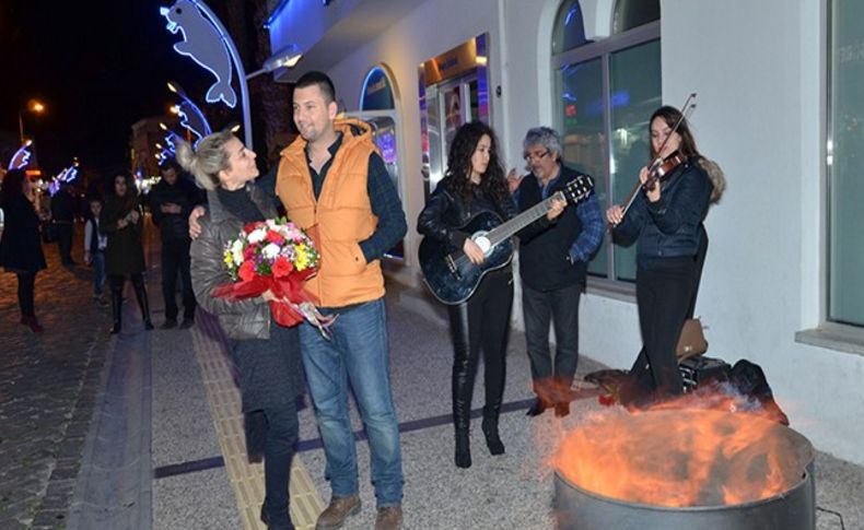 Yolu sevgiden geçenler, Foça'da Sevgi Caddesi'ndeydi