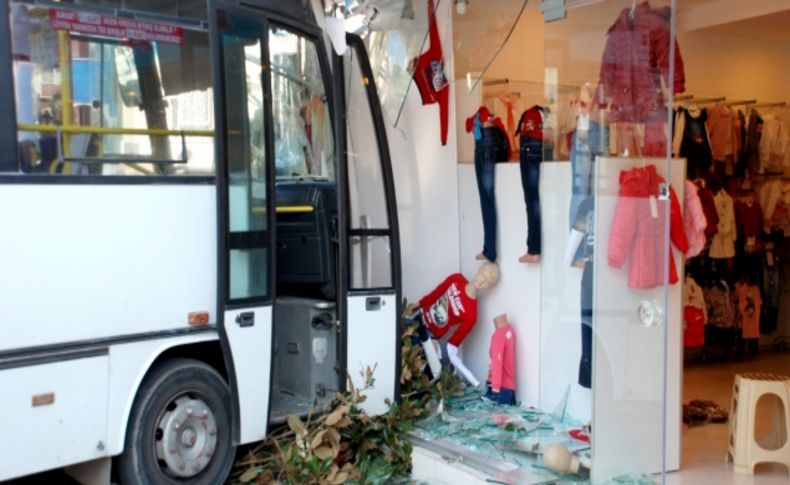 Freni boşalan belediye otobüsü işyerine girdi: 6 yaralı