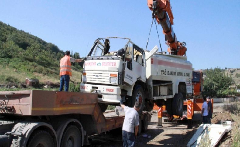 Freni boşalan kamyon takla attı, sürücüyü emniyet kemeri kurtardı