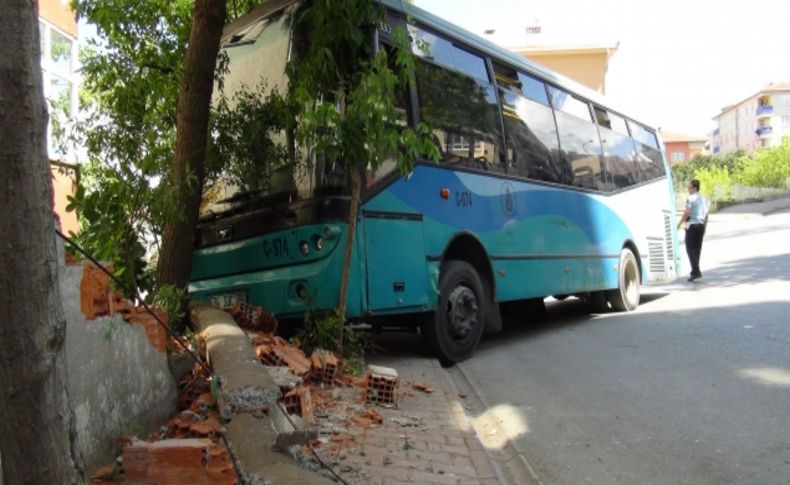 Freni boşalan otobüs vatandaşların arasına daldı