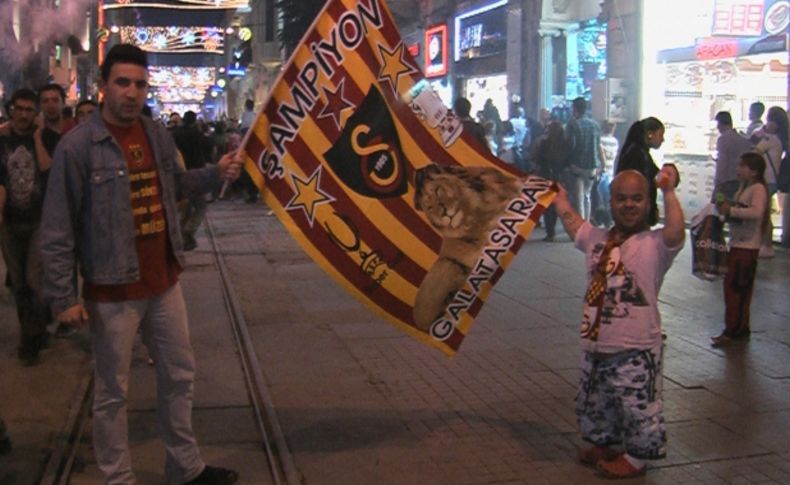 Galatasaray taraftarı yenilgiye rağmen şampiyonluğu kutladı