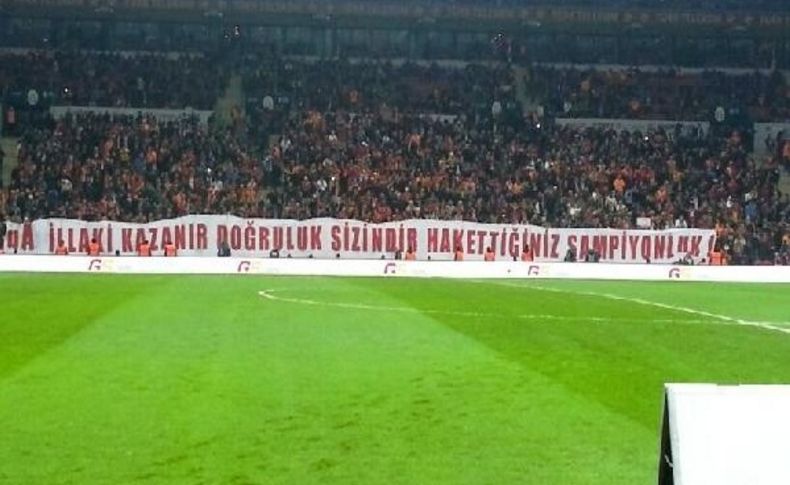 Galatasarayli Taraftarlardan Dikkat Çeken Pankartlar