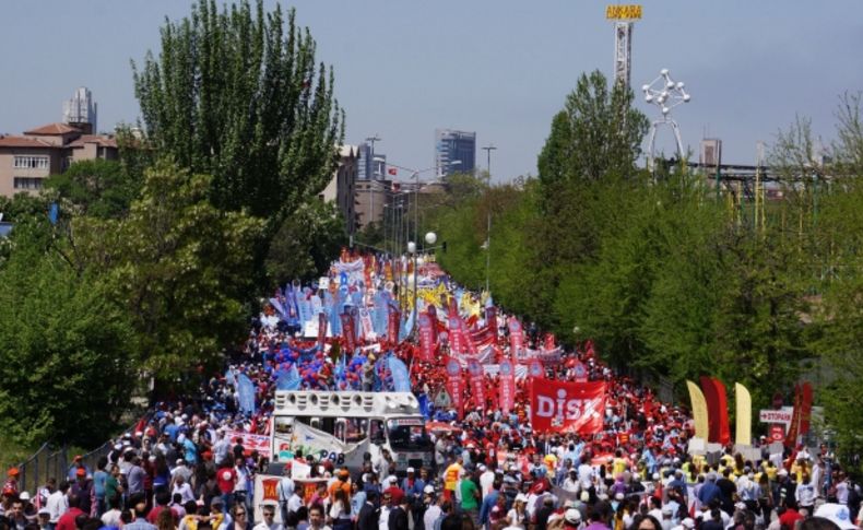 Gar önünde toplanan grup Sıhhıye’ye doğru yürüyor