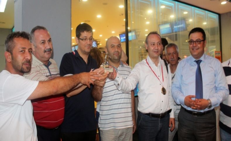 Gazeteciler bowling turnuvasında stres attı