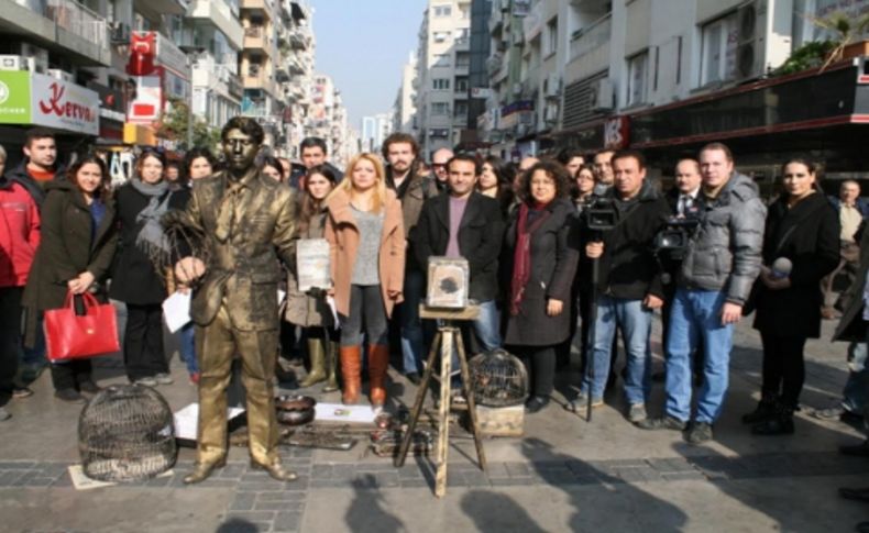 Gazeteciler Günü'nde canlı heykel gösterisi