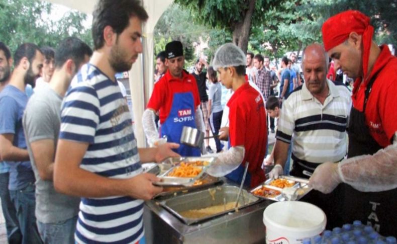 Gaziantep Büyükşehir Belediyesi günde 5 bin kişiye iftar yaptırıyor