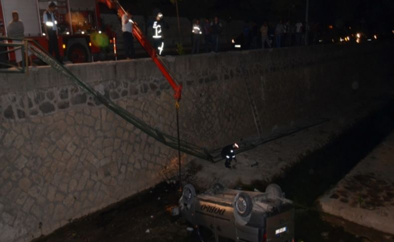 Gaziantep’te bir araç dereye uçtu