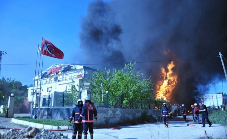 Gebze'deki polyester fabrikası alev alev yanıyor