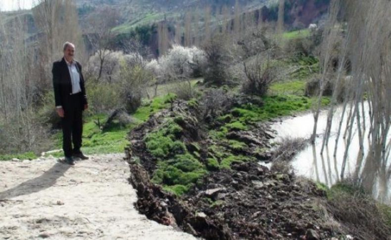 Gediz'de toprak kayması paniği