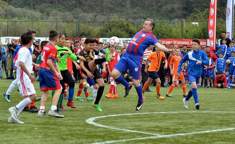 Gençlik ve Spor Bakanı Bak ile Alex, U12 İzmir Cup'ın açılışını yaptı