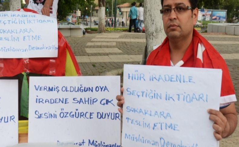 Gezi Parkı olaylarına tepki için oturma eylemi başlattı