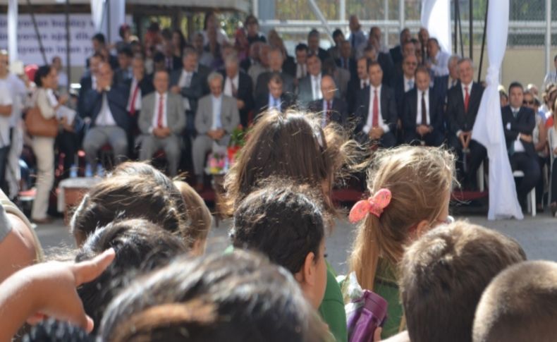 Güneş altında tören, çocukları bunalttı